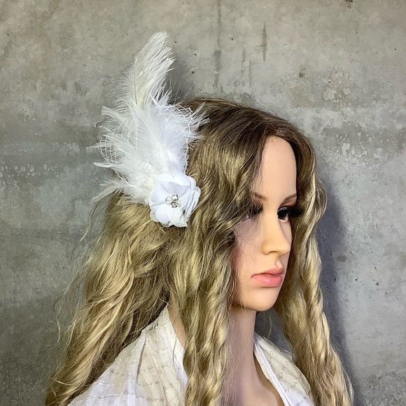 🌸 FEATHER BLING FLOWER FASCINATOR WHITE BURLESQUE BOHO CHIC HAIR CLIP - Picture 7 of 7